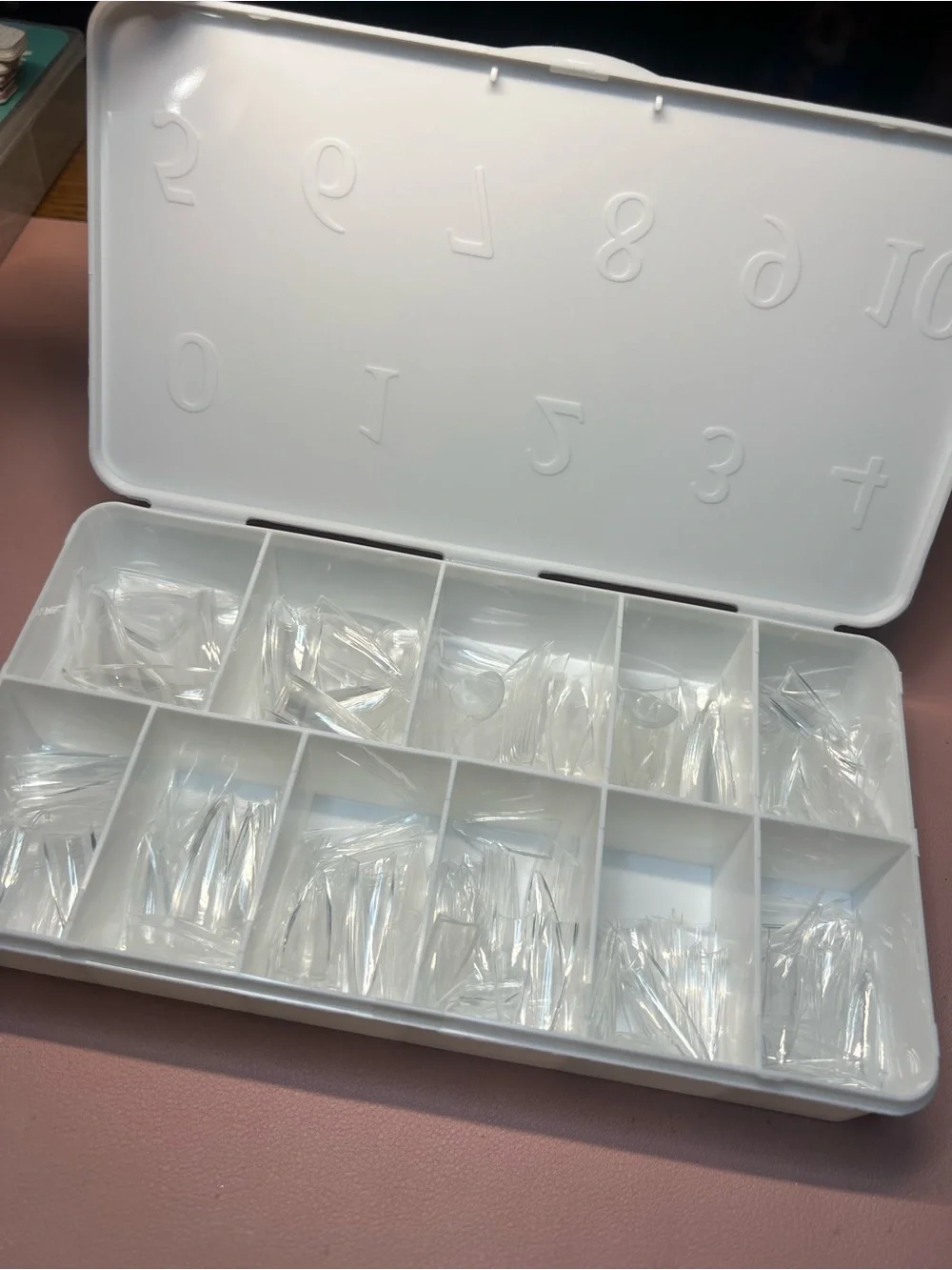 Medium Stiletto No-Well Tips - White (550 Pack)